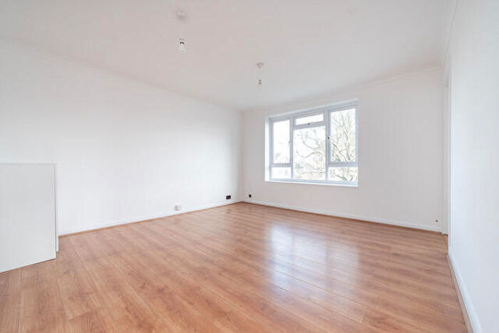 Flat For Sale In Windsor Court, Friern Barnet Lane, London, N11