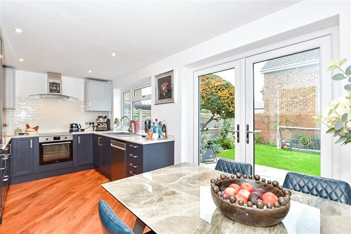 3 Bedroom Link Detached House For Sale In Weavers Close, Staplehurst, Kent, TN12