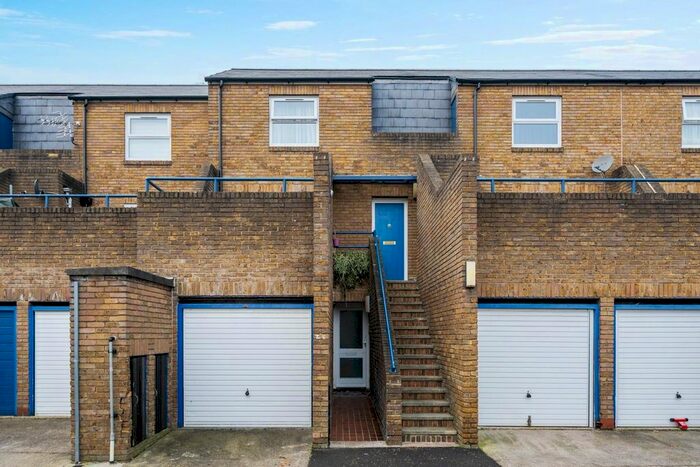 3 Bedroom Flat To Rent In Samuel Close, London, E8