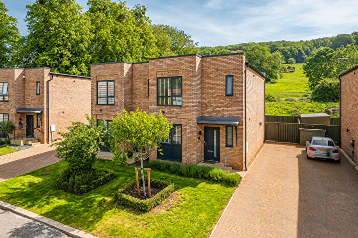 3 Bedroom Semi Detached House For Sale In Beatrice Webb Lane, Standish, GL10