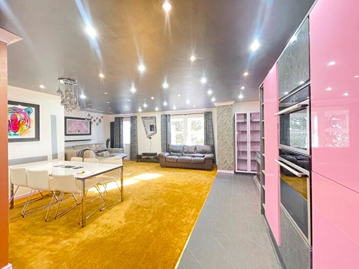 2 Bedroom Flat To Rent In Pavilion Way, Pudsey, West Yorkshire, LS28