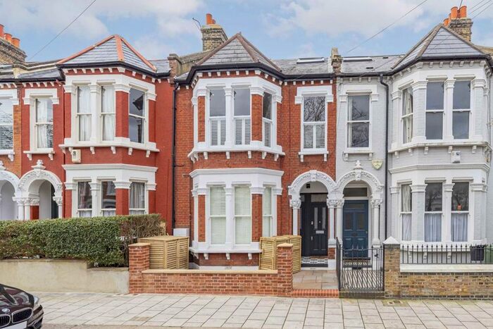 3 Bedroom Flat To Rent In Shandon Road, London, SW4