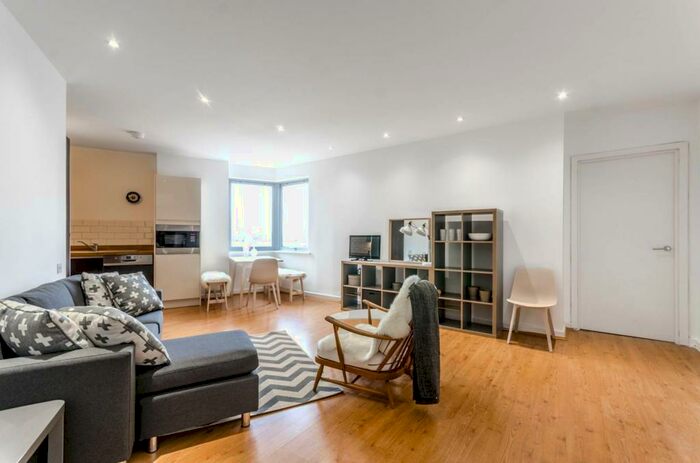 3 Bedroom Flat To Rent In Wick Lane, Bow, London, E3