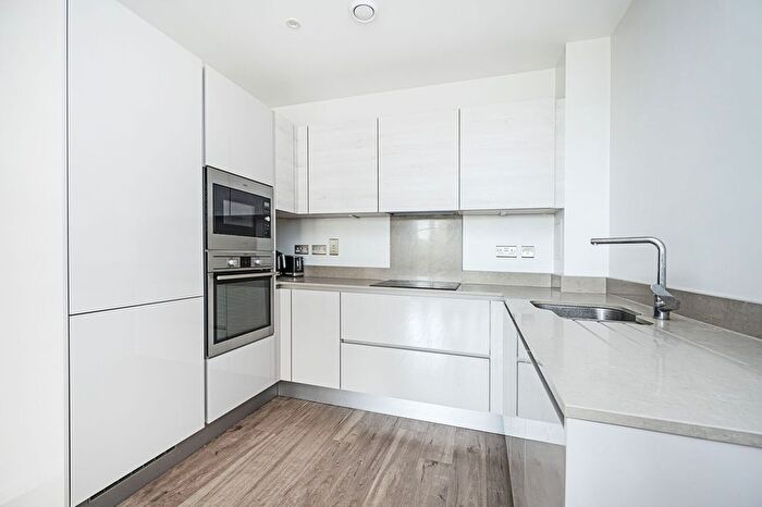 1 Bedroom Flat To Rent In Shackle Court, Bow, London, E3