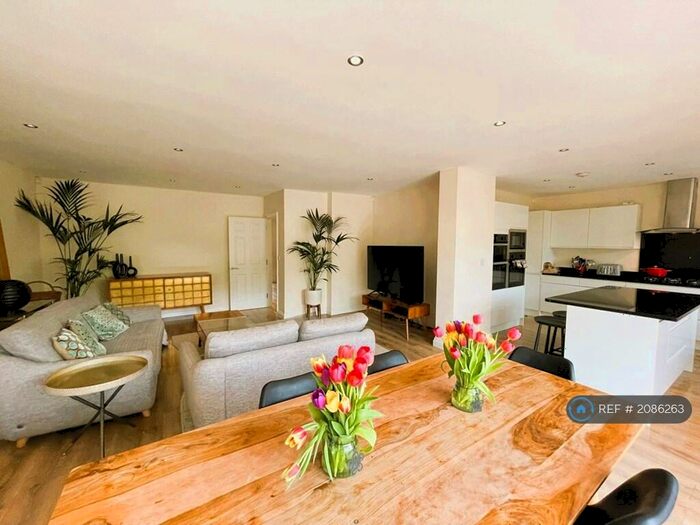 5 Bedroom Semi-Detached House To Rent In Chesterfield Road, London, N3