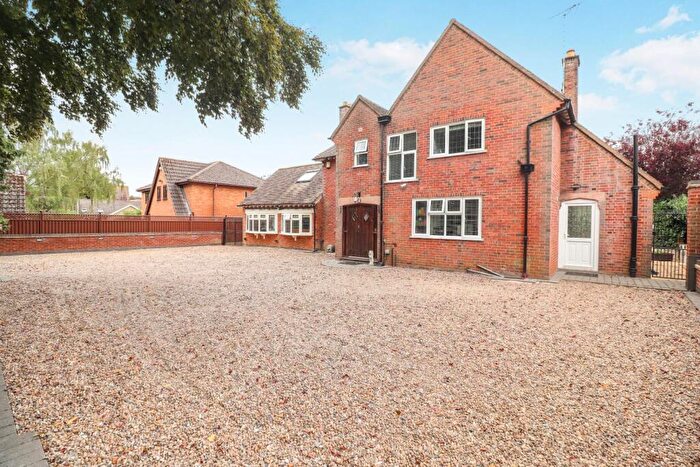 5 Bedroom Detached House For Sale In Wellingborough Road, Rushden, NN10