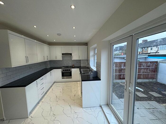 3 Bedroom Detached House To Rent In Oatlands Road, Enfield, EN3
