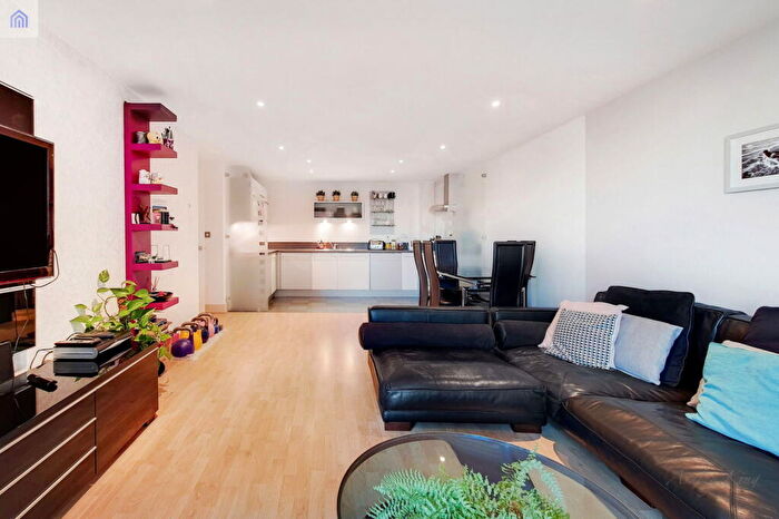 2 Bedroom Flat For Sale In Crews Street, London, E14