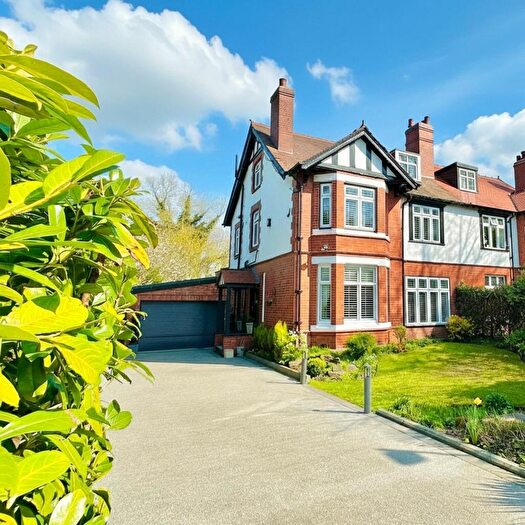 5 Bedroom Semi Detached House For Sale In Hazelhurst Road, Worsley, M28