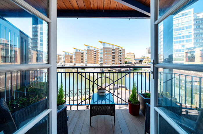 3 Bedroom Apartment For Sale In Victory Place, Limehouse, E14
