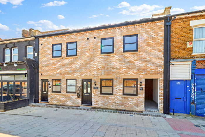 2 Bedroom Apartment To Rent In London Road, Westcliff-on-Sea, SS1