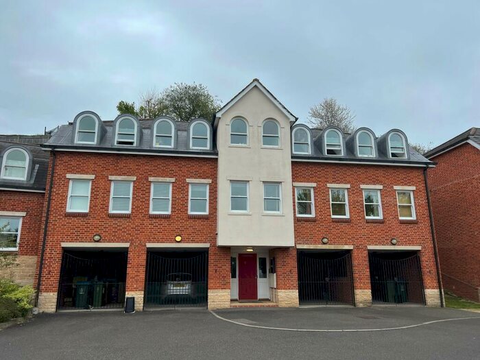 2 Bedroom Apartment To Rent In Sandmartin Close, Buckingham, MK18