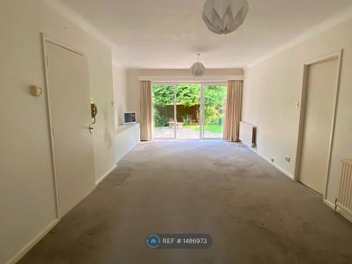 2 Bedroom Flat To Rent In Cedar Court, Winchester, SO23