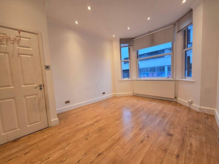 2 Bedroom Flat To Rent In High Road, London, N12
