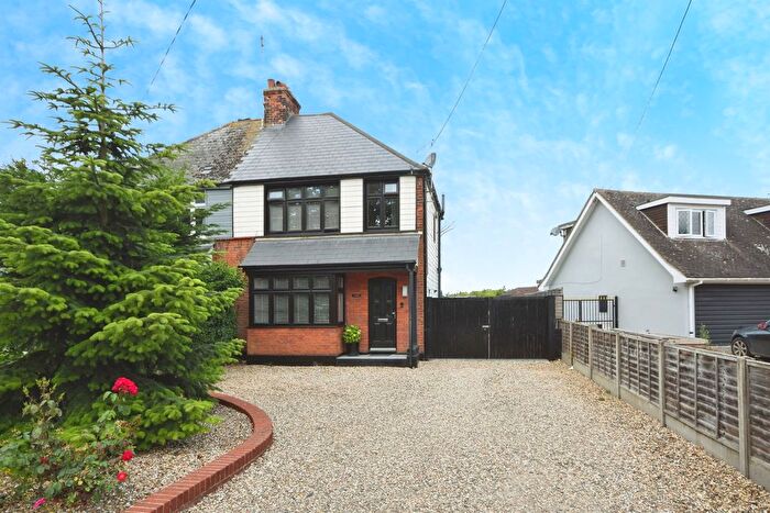 3 Bedroom Semi-Detached House For Sale In Cranfield Park Road, Wickford, SS12