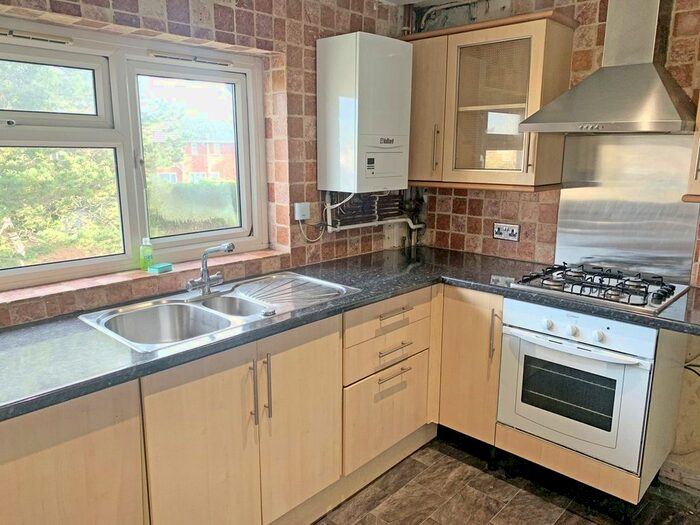 2 Bedroom Flat To Rent In Headland Crescent, Exeter, EX1