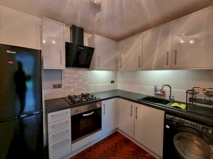 2 Bedroom Flat To Rent In Newmans Way, Hadley Wood, EN4
