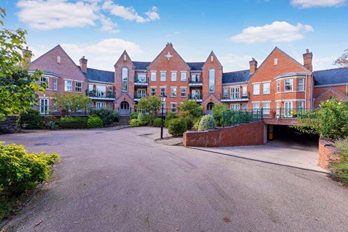 2 Bedroom Flat For Sale In Palmerstone Court, Virginia Water, GU25