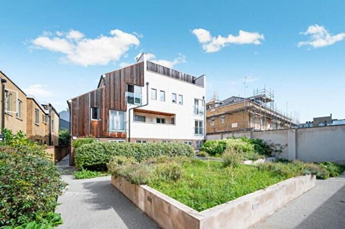 2 Bedroom Flat For Sale In Oasis Court, Mile End Road, London, E1