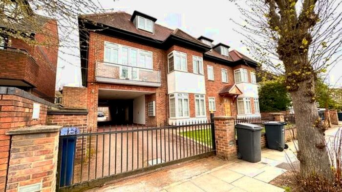 2 Bedroom Flat To Rent In Beechcroft Avenue, Golders Green, NW11