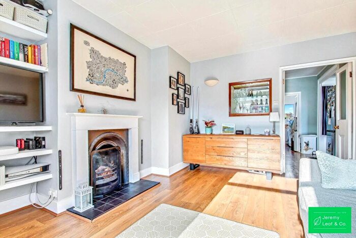 2 Bedroom Apartment For Sale In Church Lane, London, N2