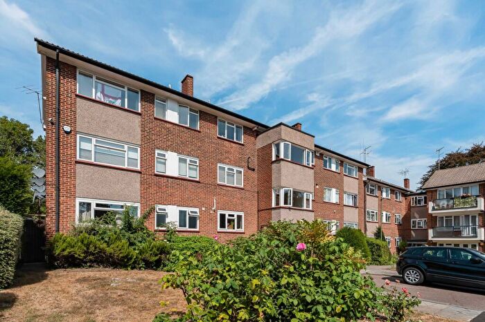 3 Bedroom Flat For Sale In Holders Hill Road, London, NW4