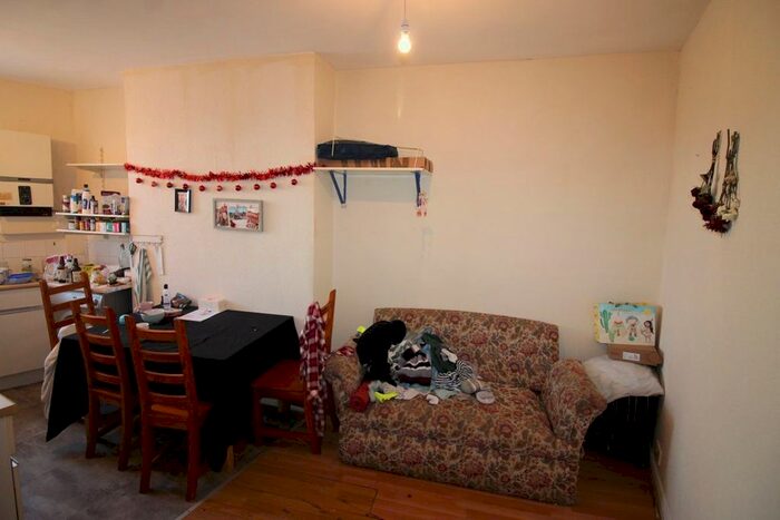 2 Bedroom Flat To Rent In - The Crescent, Leeds, West Yorkshire, LS6