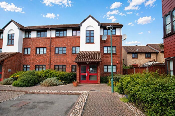 2 Bedroom Flat To Rent In Violet Close, Hackbridge, SM6
