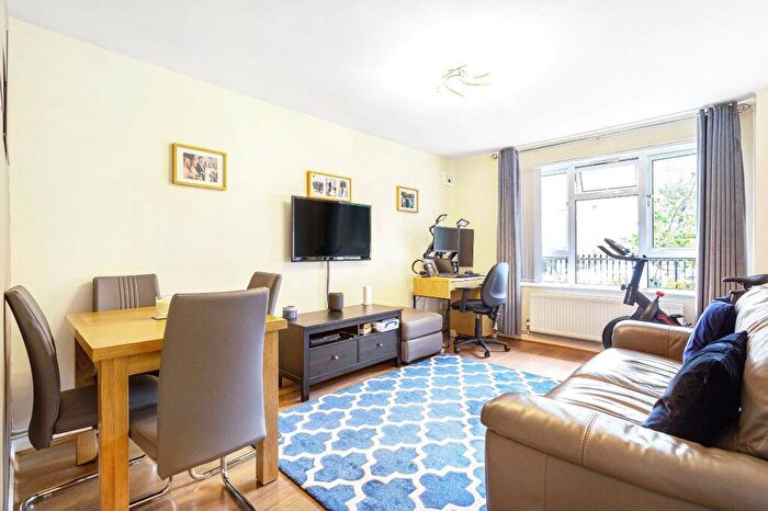 1 Bedroom Flat To Rent In Morgan Court, Battersea High Street, London, SW11