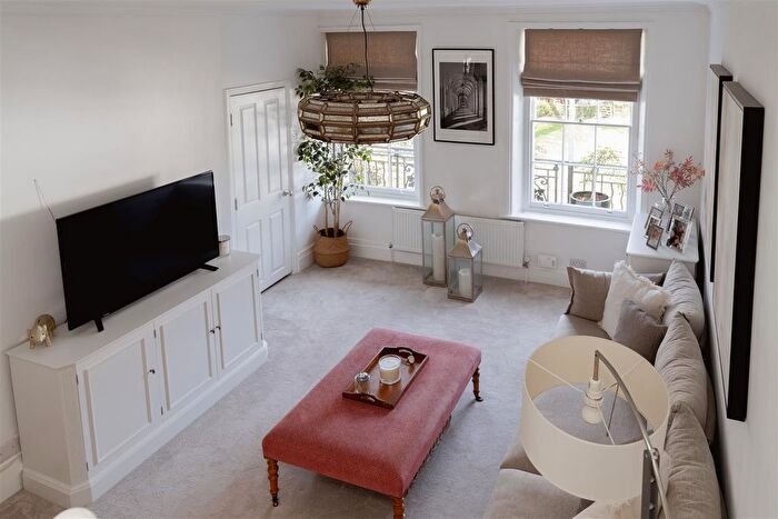 2 Bedroom Flat For Sale In Wray Park Road, Reigate, RH2