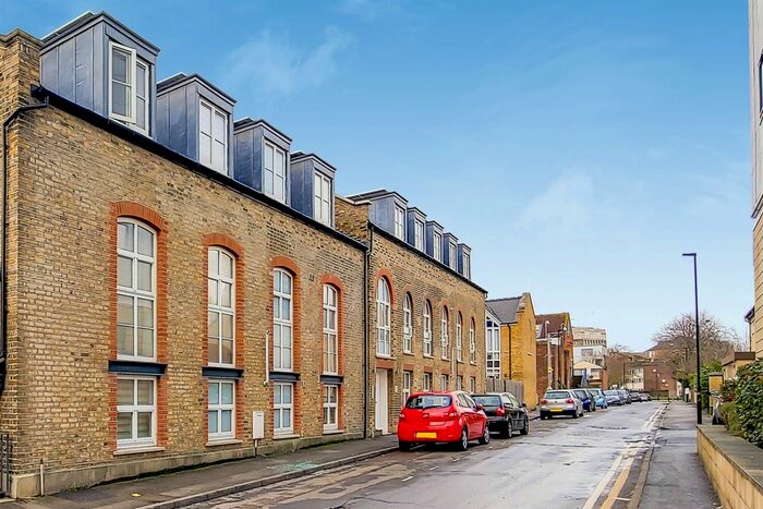 5 Bedroom Flat To Rent In North Road, Brentford, TW8