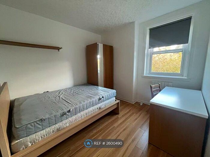3 Bedroom Flat To Rent In Richmond Place, Edinburgh, EH8