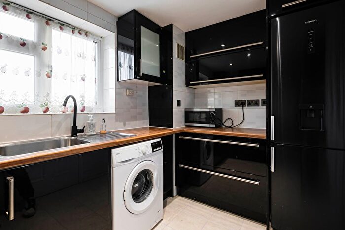 3 Bedroom Flat To Rent In Lower Fosters New Brent Street, London, NW4
