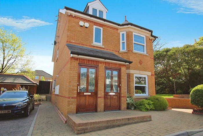 3 Bedroom Maisonette To Rent In Gordon Hill, Chesham Court, EN2