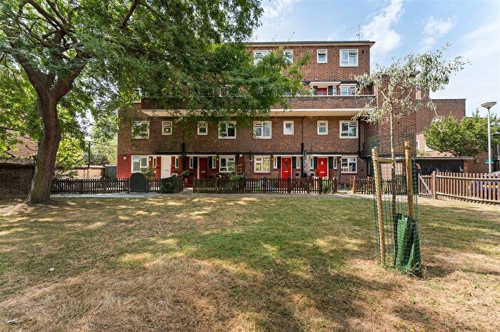2 Bedroom Maisonette For Sale In King Henrys Walk, Islington, N1