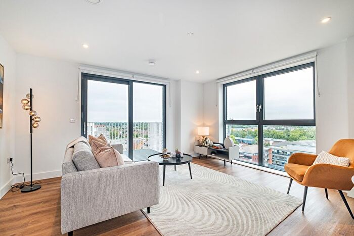 2 Bedroom Flat To Rent In Garden Boulevard, Maidenhead, SL6