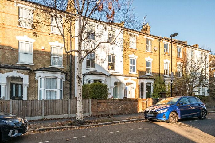 3 Bedroom Flat For Sale In Lorne Road, London, N4