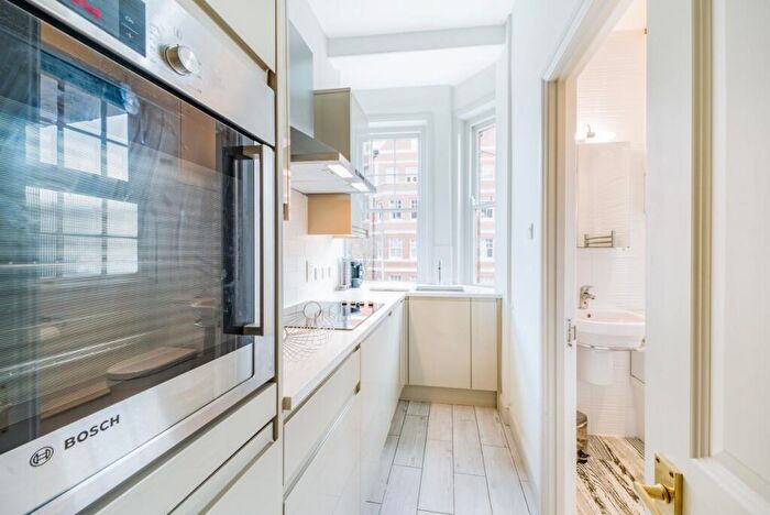 Flat To Rent In Prince Of Wales Drive, Battersea, London, SW11