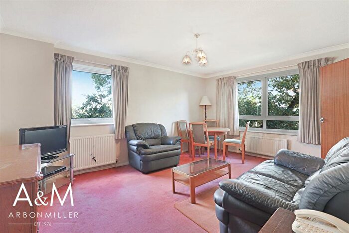 1 Bedroom Flat For Sale In Farm View Court, Newbury Park, IG2