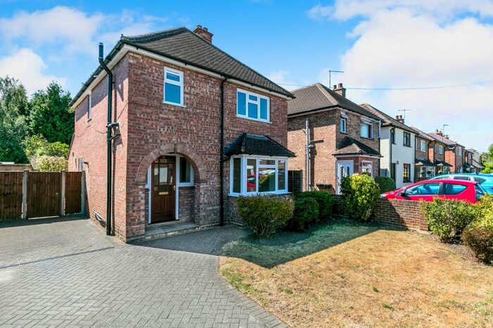 3 Bedroom Detached House To Rent In Farncombe, Godalming, GU7