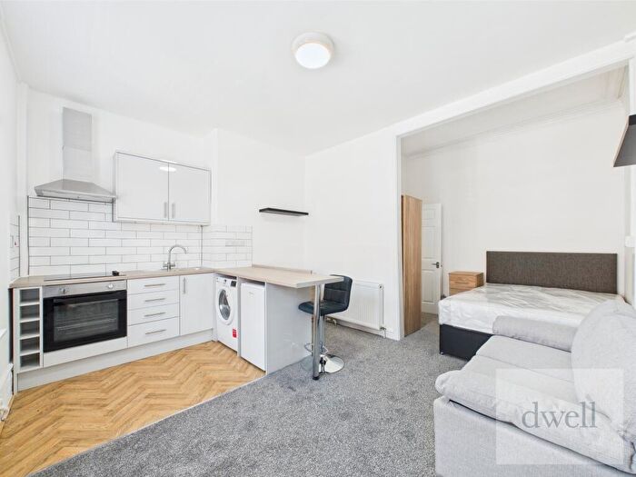 1 Bedroom Flat To Rent In Edinburgh Road, Armley, Leeds, LS12