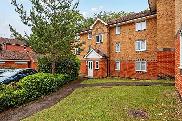 2 Bedroom Flat For Sale In Masefield Gardens, Crowthorne, Berkshire, RG45