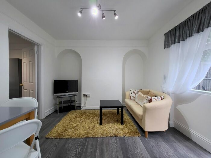 1 Bedroom Flat To Rent In The Approach, Acton, London, W3