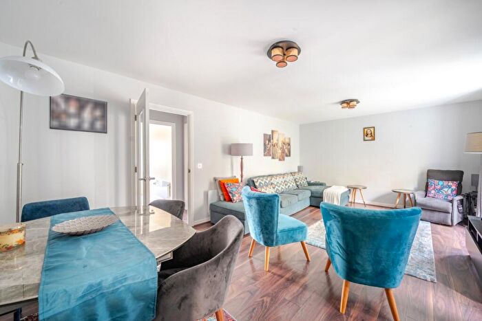 3 Bedroom Apartment To Rent In Trevelyan Court Windsor, SL4