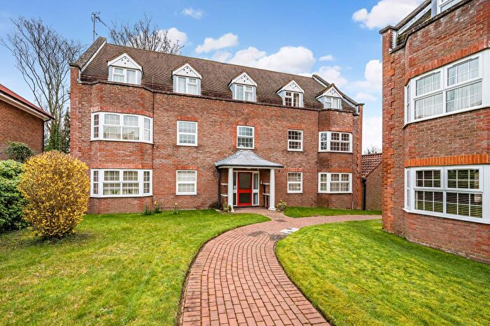 2 Bedroom Flat To Rent In York Mews, Alton, Hampshire, GU34