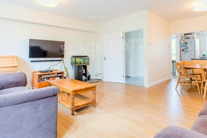 3 Bedroom Flat To Rent In Viceroy Close, East End Road, London, N2