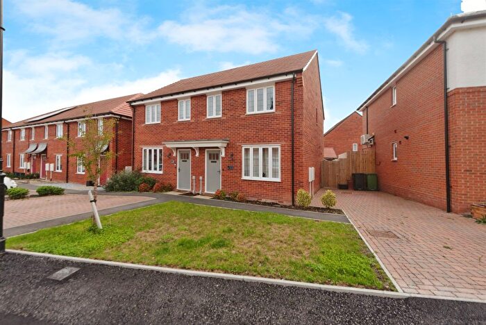 3 Bedroom Semi-detached House For Sale In Whitbourne Way, Waterlooville, PO7