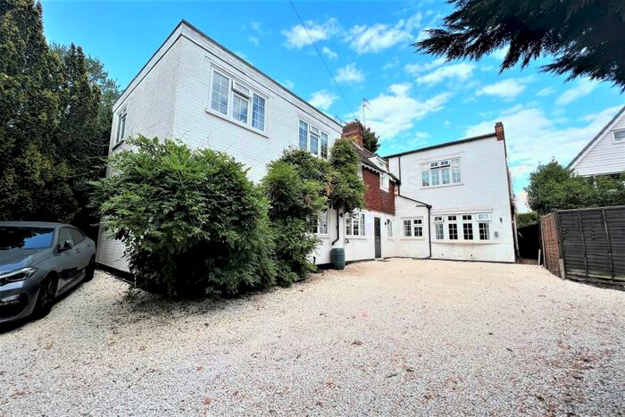 4 Bedroom Detached House To Rent In Woking, Surrey, GU22