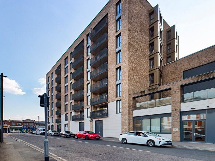 2 Bedroom Flat For Sale In Fairfield Avenue, Staines-Upon-Thames, Surrey, TW18