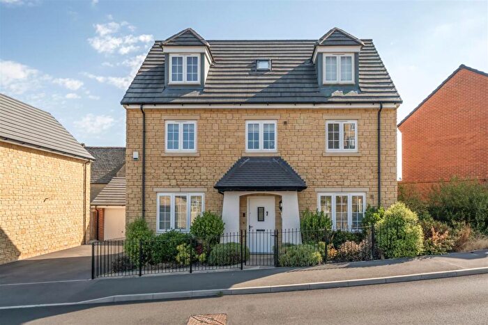 4 Bedroom Detached House For Sale In Wheatfield Avenue, Chippenham, SN14